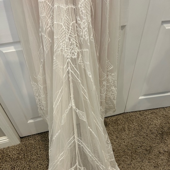 Bohemian style wedding dress. - Picture 5 of 7